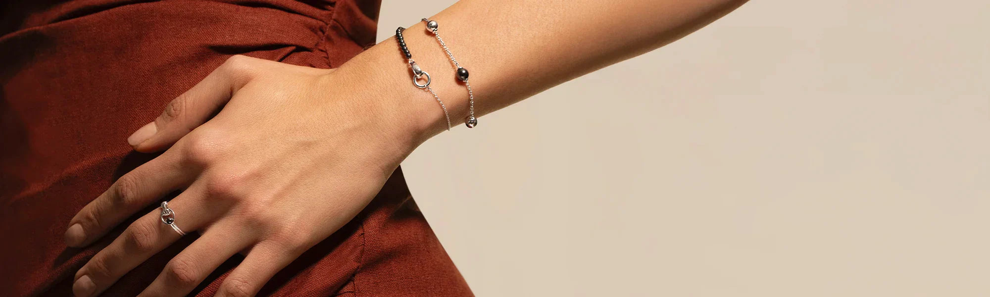 Bracelets à perle noire — Femme