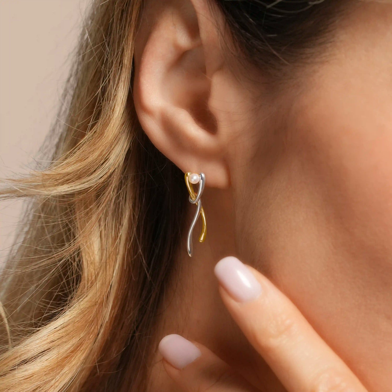 Boucles d’oreilles ENTRELIA – Argent Bicolore et Perle Blanche