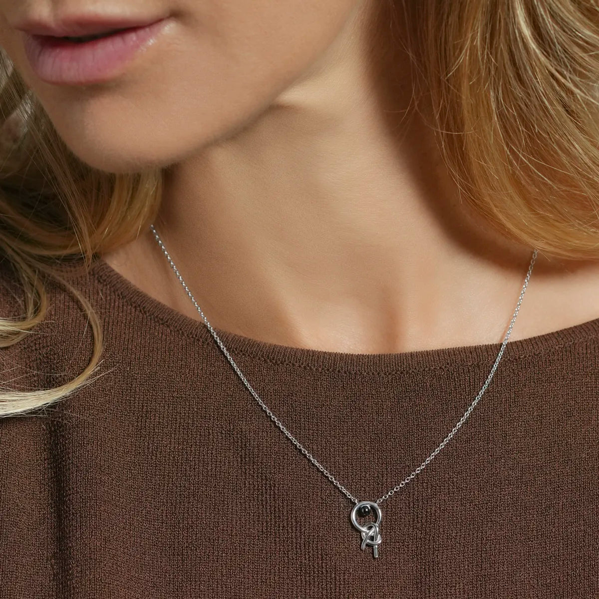 Collier ÉTERNELLE porté