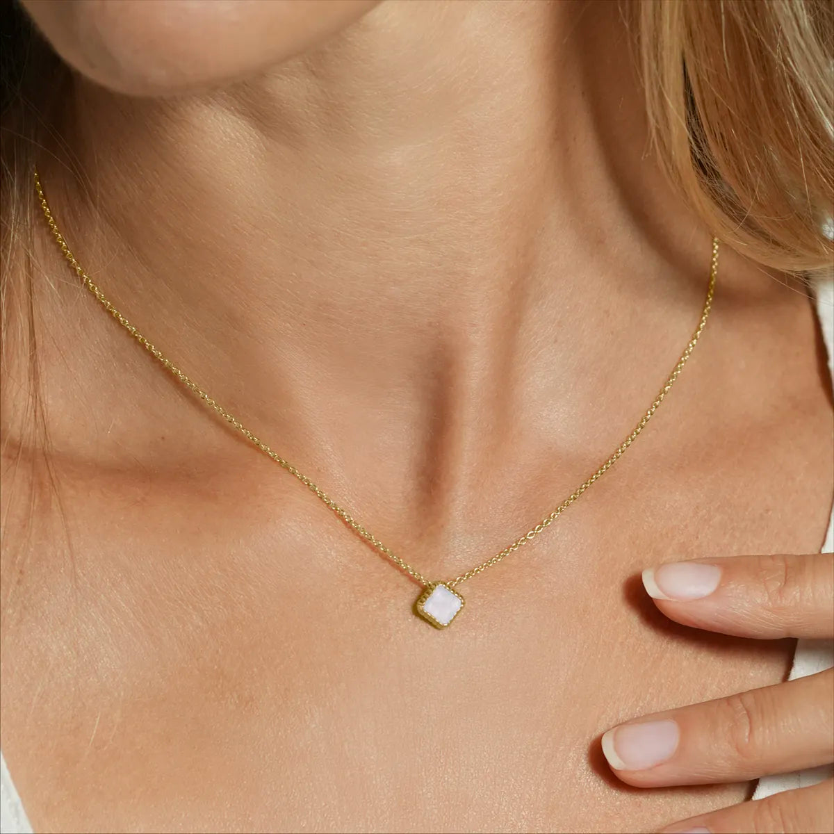 Collier MÉLIA - Pierre de Lune Blanche porté