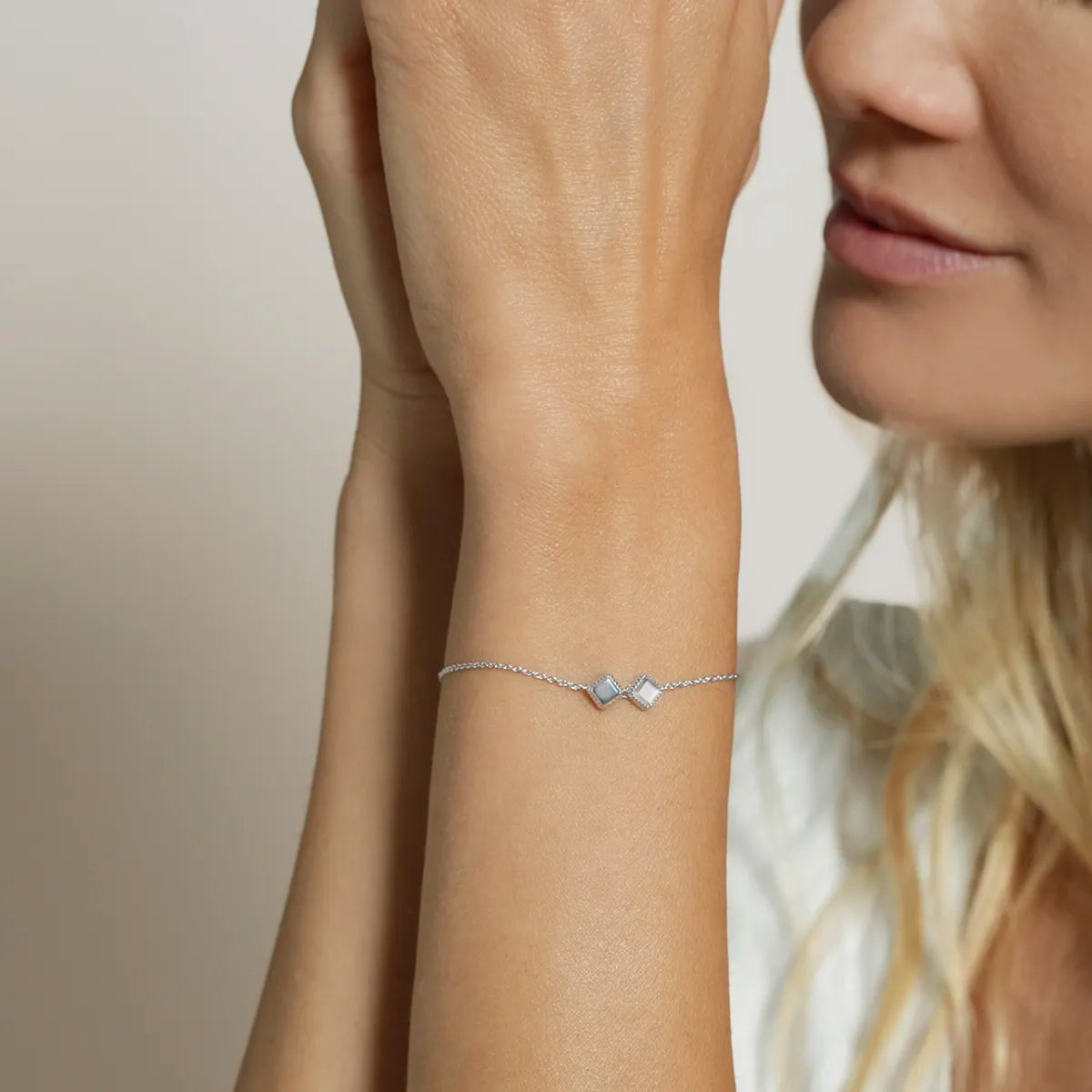 Bracelet MÉLIA - Pierre de Lune Grise porté