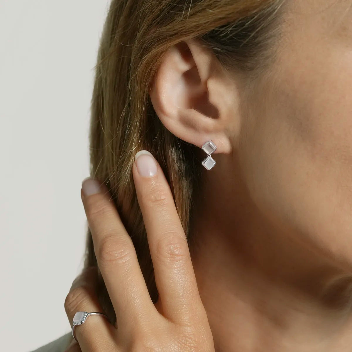 Boucles d'oreilles MÉLIA - Pierre de Lune Grise porté