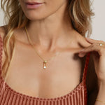 Collier UNÉA - Pierre de Lune Blanche porté