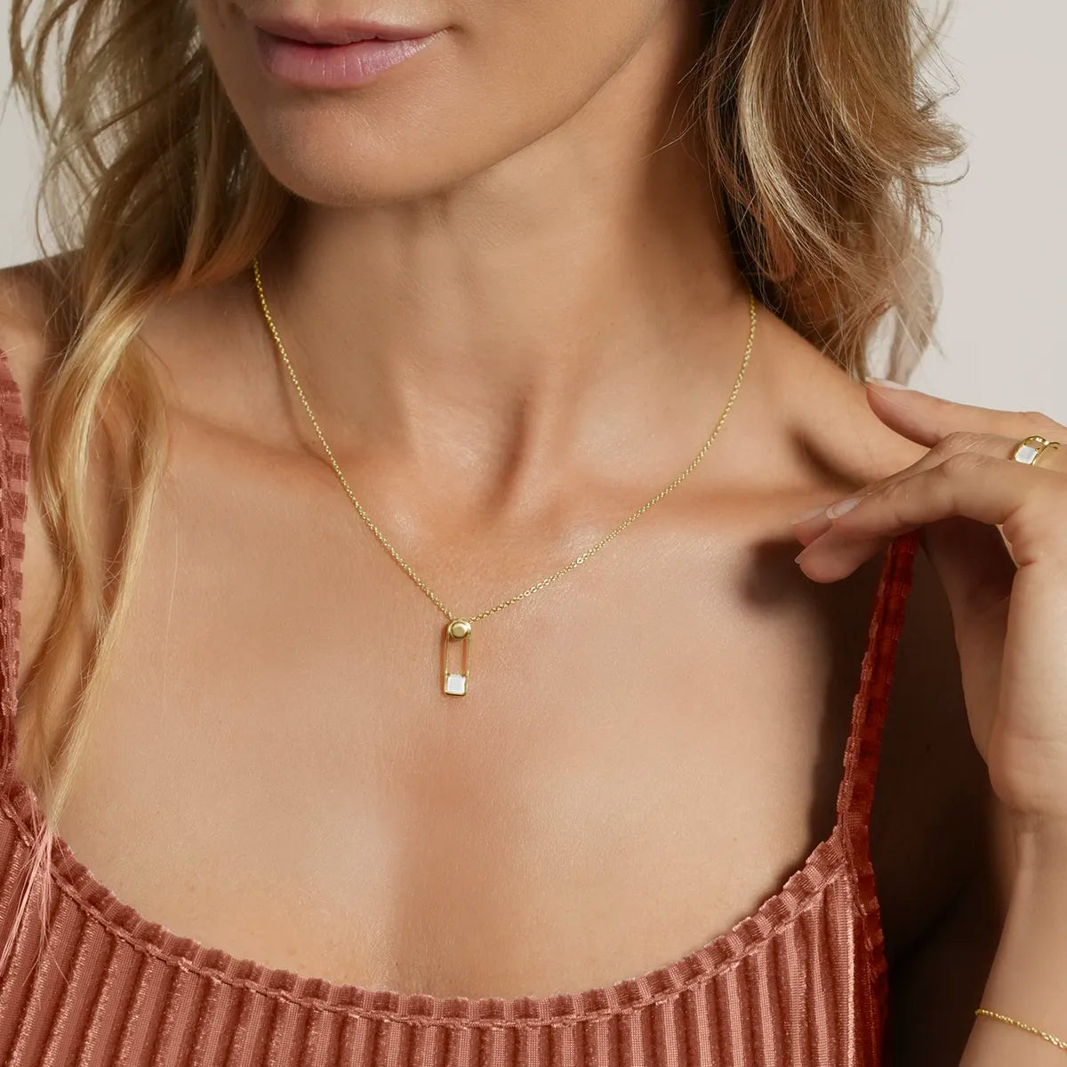 Collier UNÉA - Pierre de Lune Blanche porté