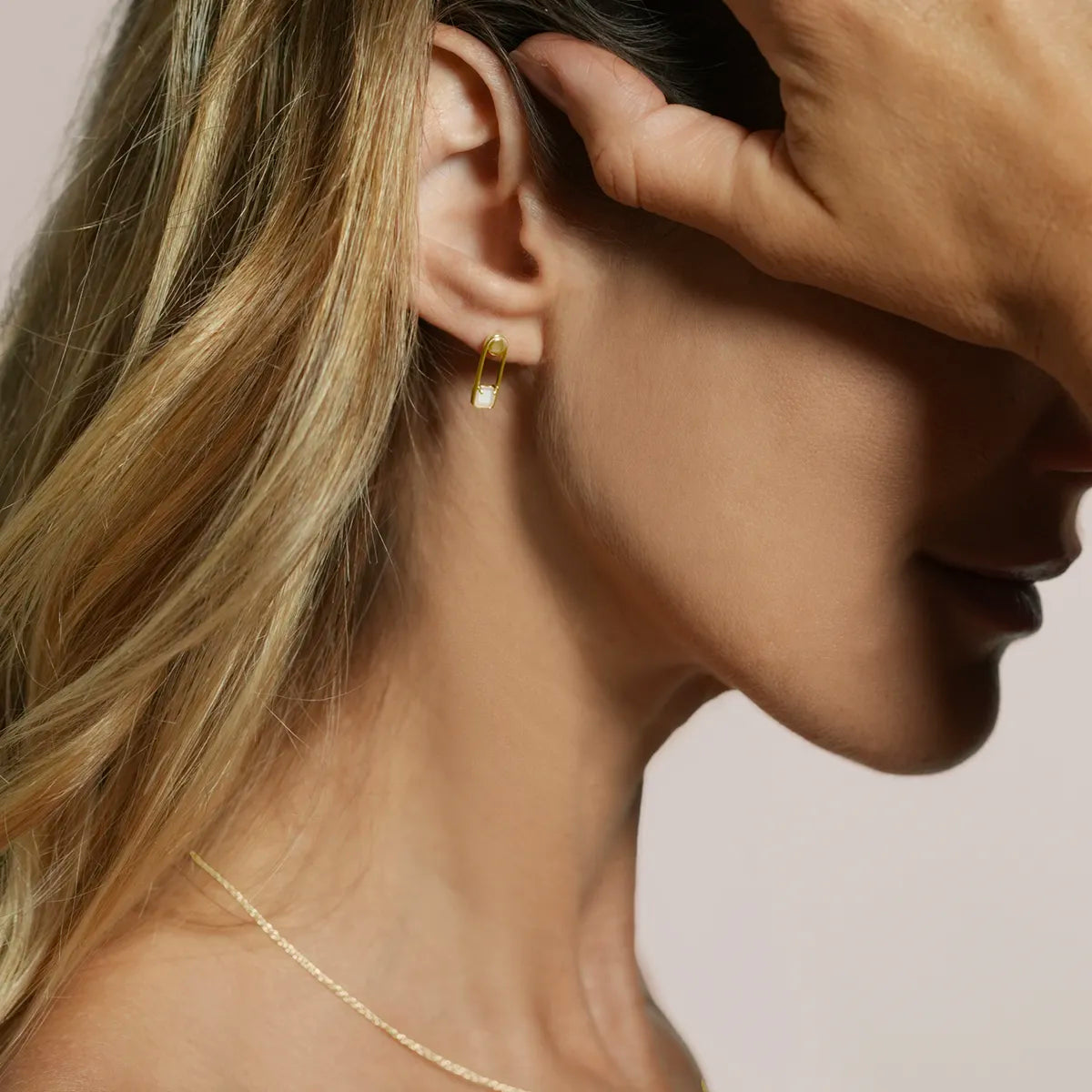 Boucles d'oreilles UNÉA - Pierre de Lune Blanche porté