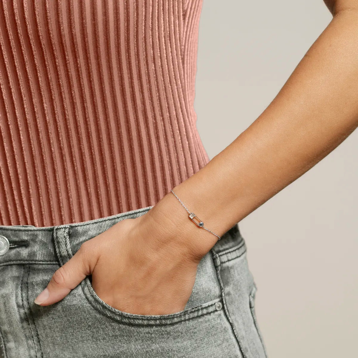 Bracelet UNÉA - Pierre de Lune Grise porté