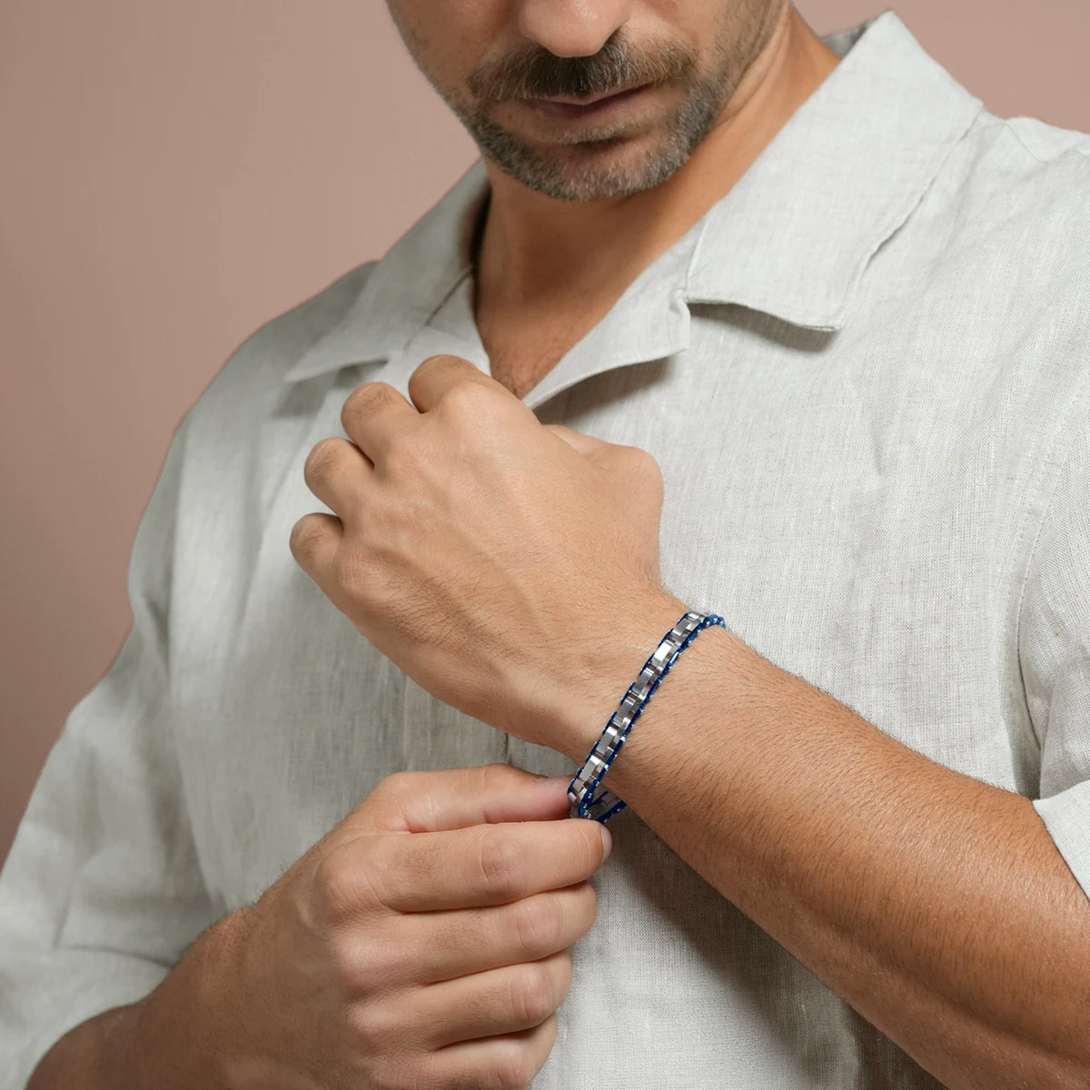 Bracelet ELIAS bleu porté