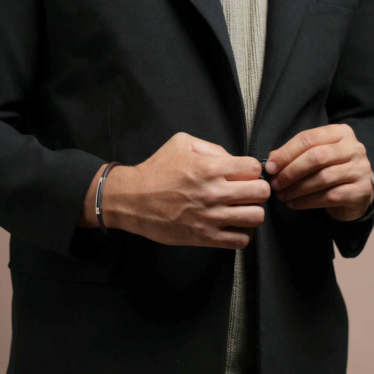 Bracelet NOREN brun porté