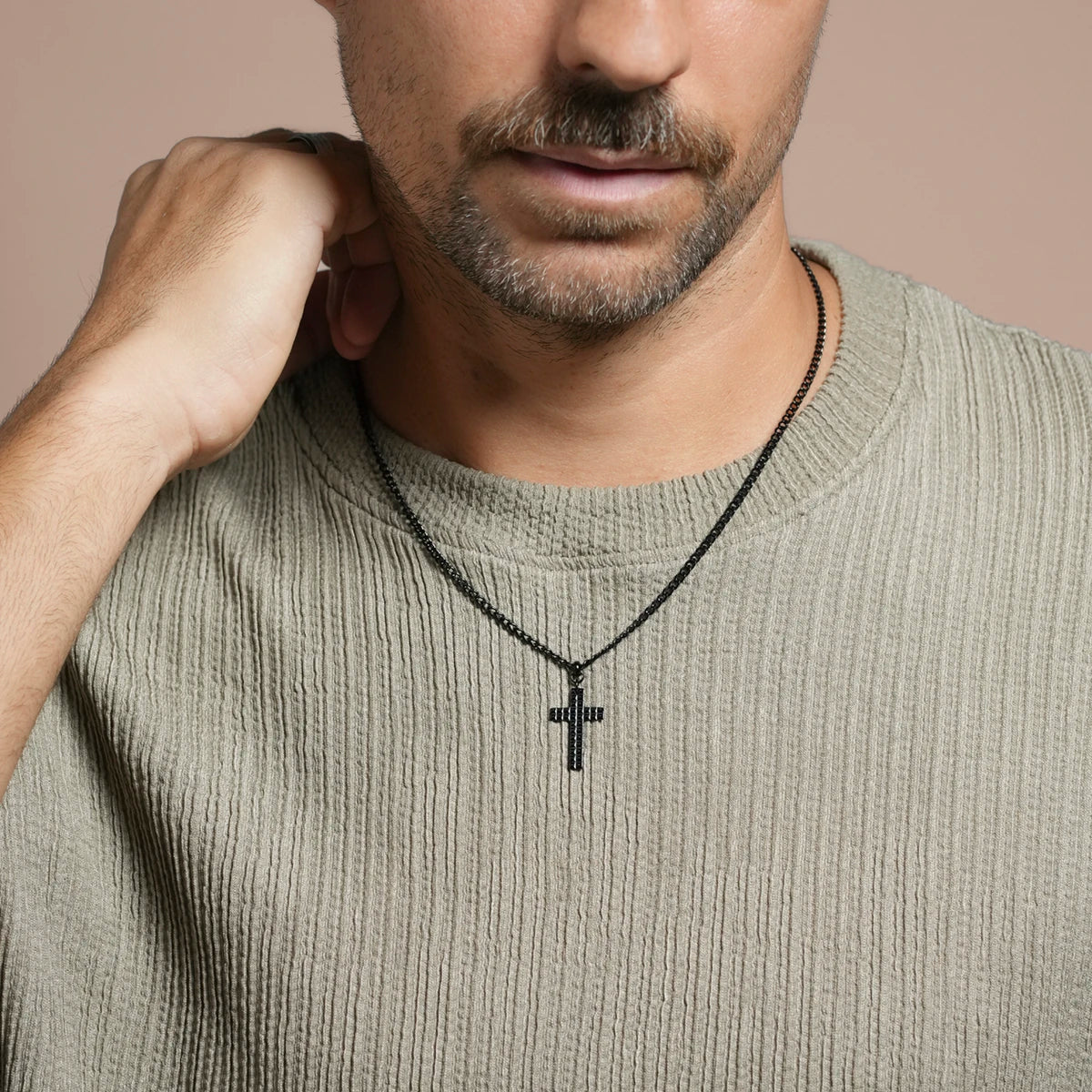Collier ÉROS noir porté