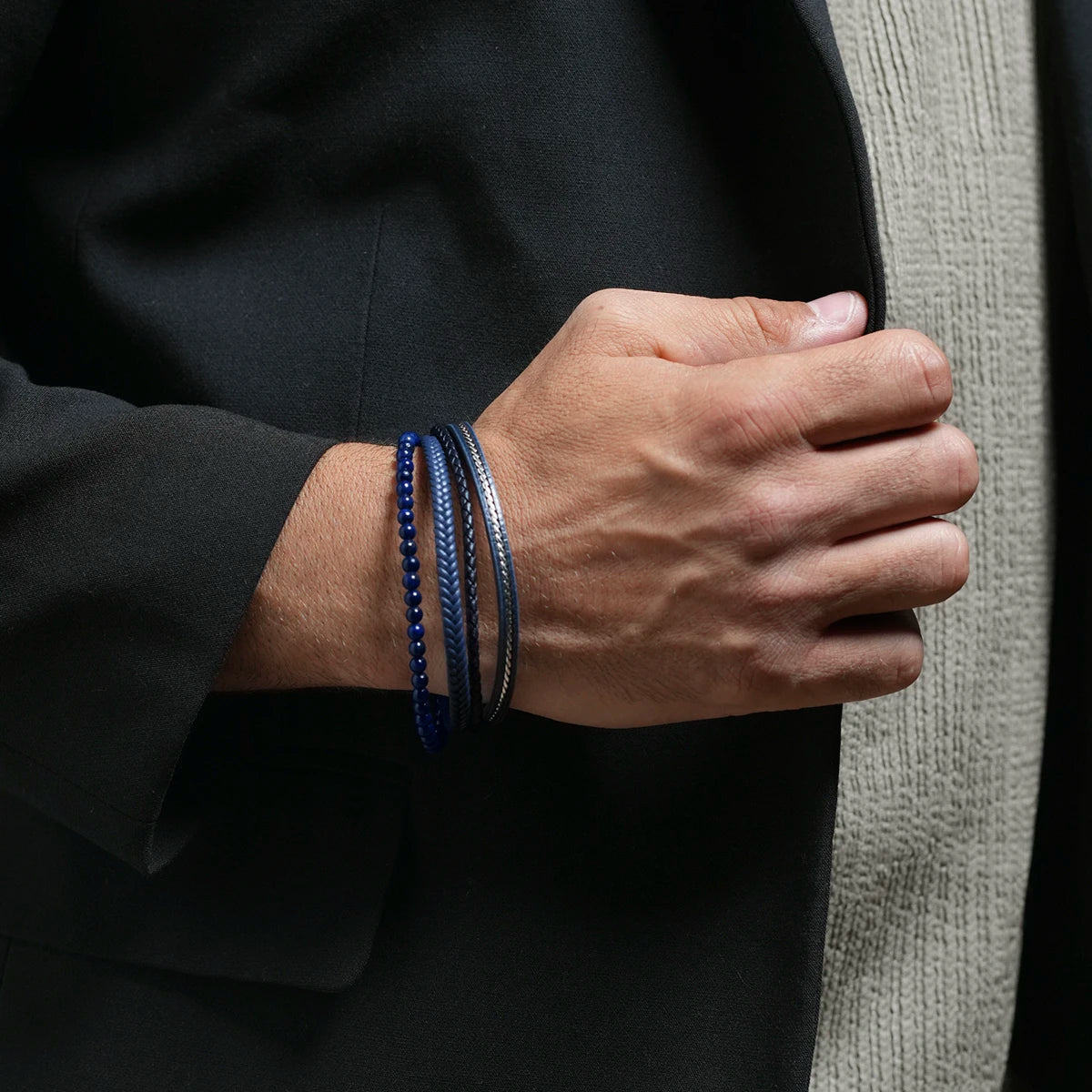 Bracelet LAZIX bleu porté