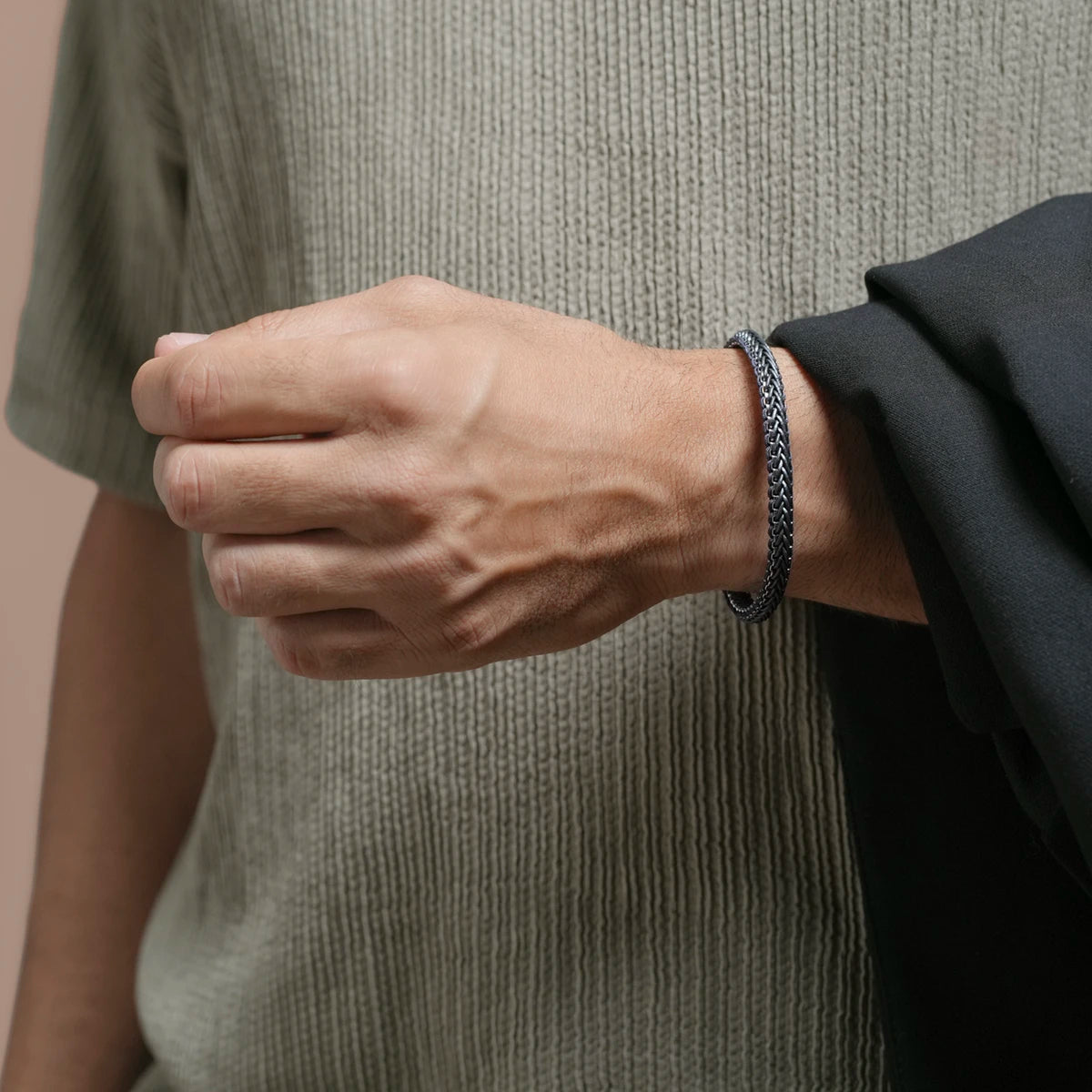 Bracelet SOLAN gris porté