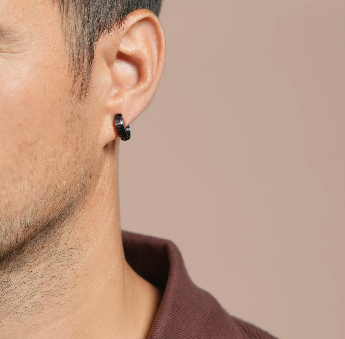 Boucles d'Oreilles TILOS noires porté