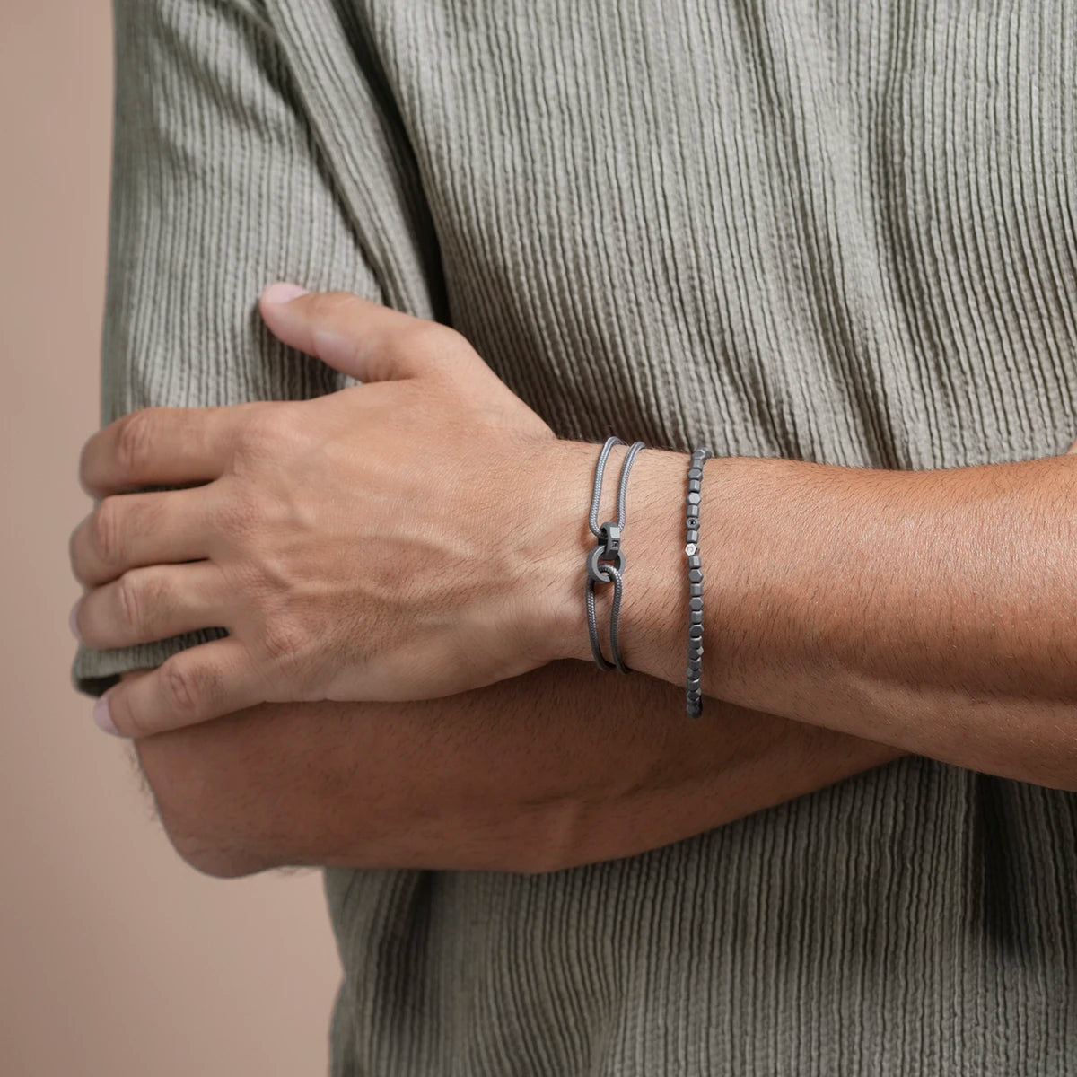 Bracelet TAÏGA gris porté